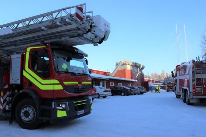 Pienehkö kytöpalo sai alkunsa tiistaina iltapäivällä. KUVA: LOTTA KALLIO