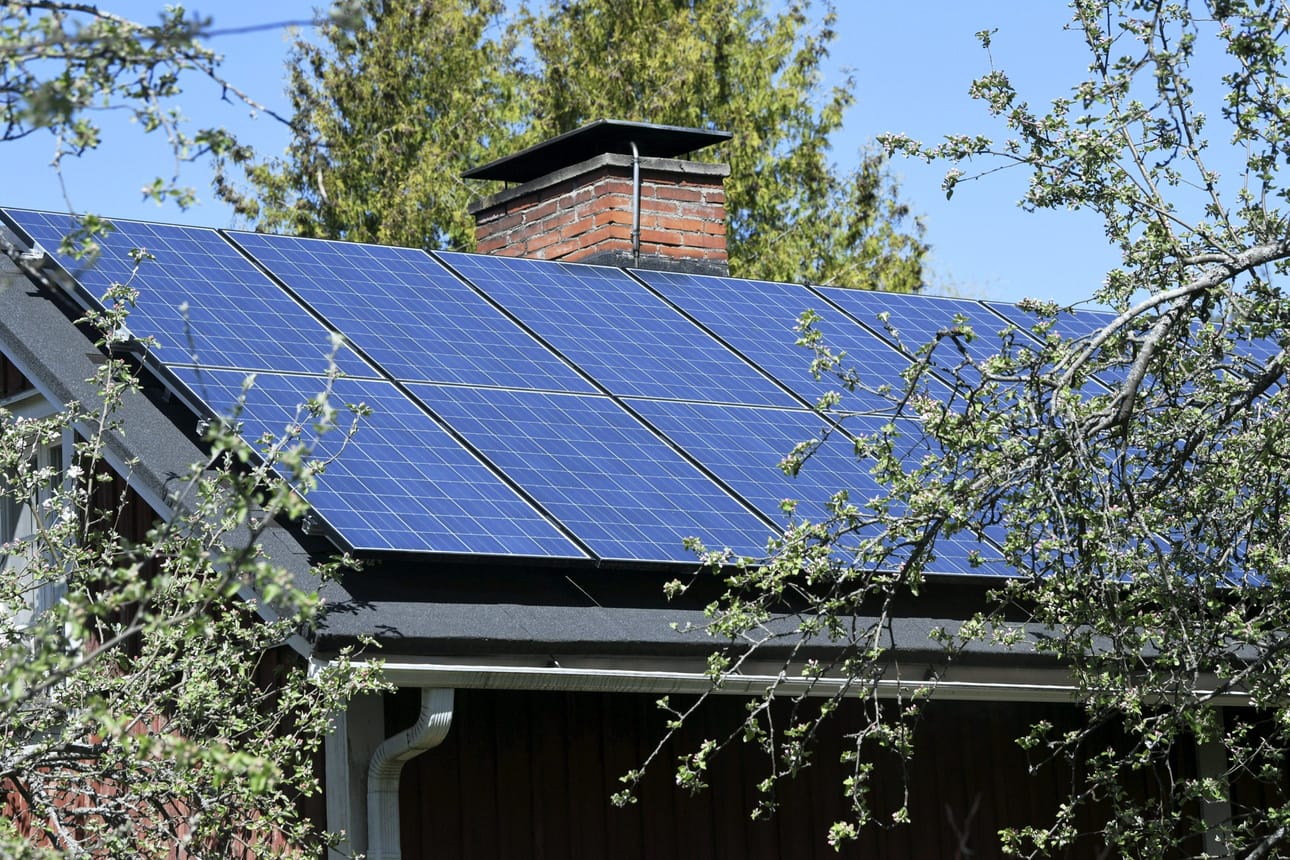 Aurinkosähkövoimaloiden lisääntyminen on näkynyt vahingonkorvauksissa. Väärin asennetut voimalat ovat tulipaloalttiita. LEHTIKUVA / Markku Ulander