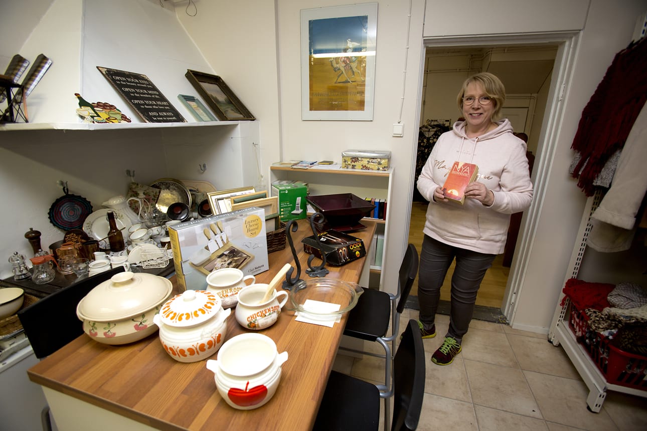 Lähetystorin sisäänkäynti on muuttunut. Lähikirppikseksi muuttuvalle kirpputorille mennään nyt remontoidusta päädystä, joka on ollut aiemmin talon keittiö. Anne Malmi esittelee oven pielen nurkkausta, josta voi ottaa hengellistä kirjallisuutta mukaansa ja jossa voi tehdä esirukouspyyntöjä.