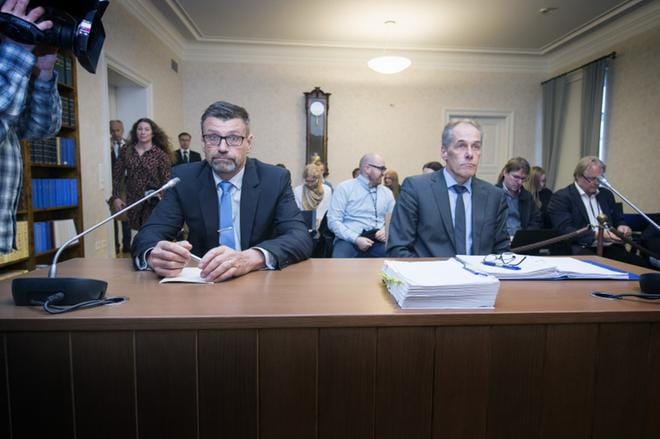 Valtakunnansyyttäjä Matti Nissinen (vas.) oli Korkeimmassa oikeudessa keskiviikkona vastaamassa virkarikossyytteisiin. Häntä avusti puolustusasianajajana Jarkko Jaatela. Kuva: Kimmo Penttinen