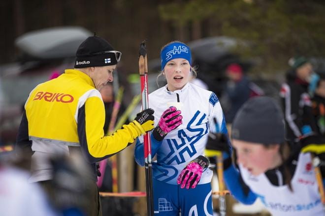 Sini Hietamäki oli 14-vuotiaiden tyttöjen pm-ykkönen. Ensimmäisenä säntäsi onnittelemaan isä Karri Hietamäki. KUVAT: JARNO PELLINEN