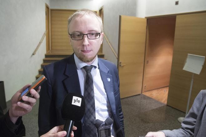 Simon Elo antaa ymmärtää, että hillotolpassa roikkuvat hallintoneuvostopaikoistaan kiinni pitävät perussuomalaiset. Kuva: com.pic. / Mauri Ratilainen