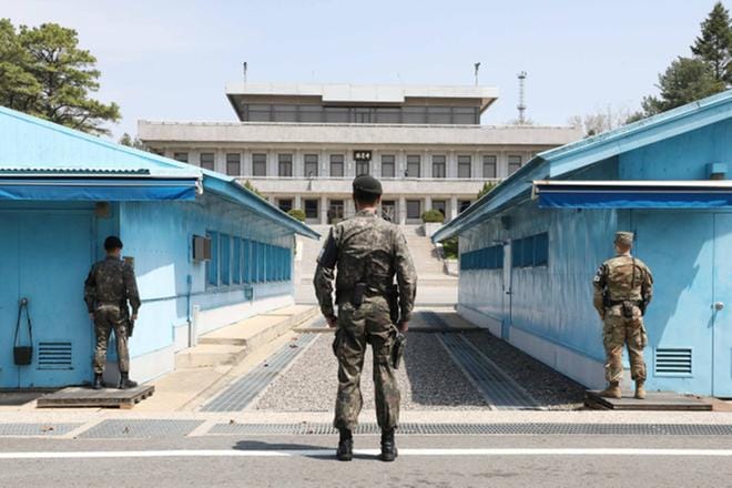 Etelä-Korean sotilaat seisovat vartiossa Panmunjomin rajakylässä Etelä- ja Pohjois-Korean välisellä rajalla torstaina. Maiden välinen huippukokous pidetään paikan päällä viikon päästä. KUVA: YONHAP