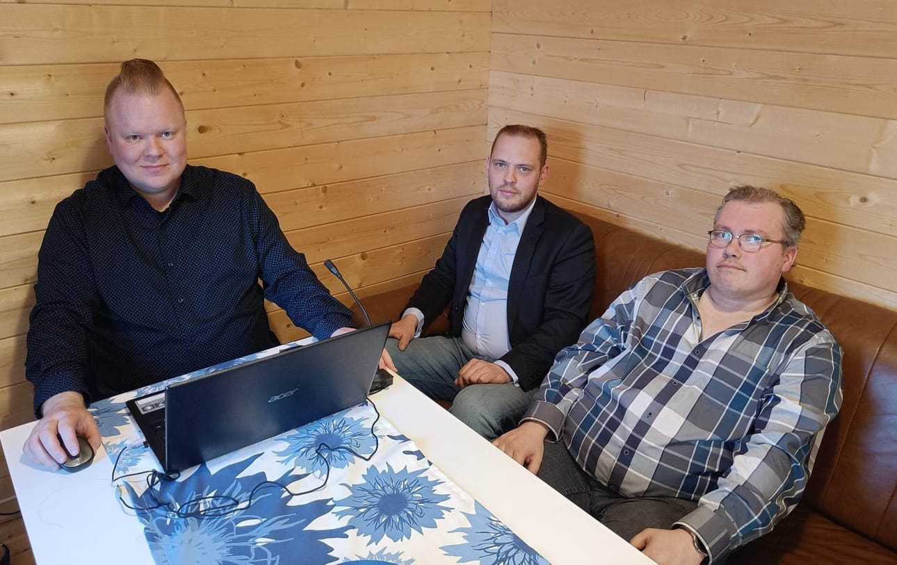 Perussuomalaiset pitivät vaali-iltaa ehdokas Risto Mattilan pihamökillä osin Teamsin välityksellä. Risto Mattila, Esa Puronvarsi ja Reima Lilja seurasivat rauhallisina laskennan edistymistä.
