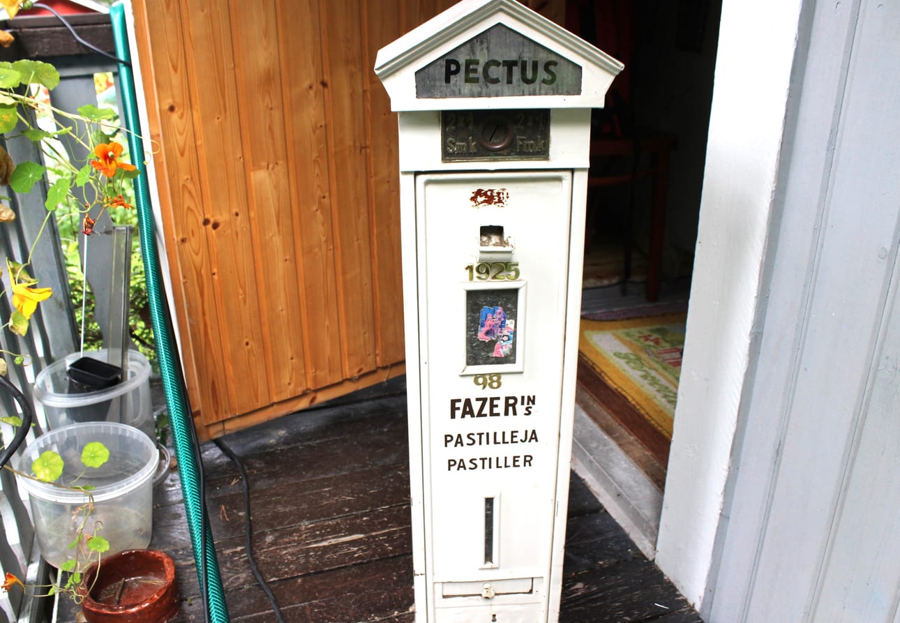 Mökillä on Fazerin Pectus-pastilliautomaatti, jollaisen Jouko Talaksen kauppiasisä Aarne Talas hankki vuonna 1925. Automaatteja on vain kolme Suomessa. - Yksi on Pietarsaaressa, yksi on Fazerilla ja yksi on minulla, Jouko Talas kertoo.