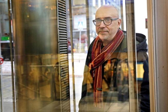 -Ajattelin, että olen mieluummin ilman työtä kuin teen sellaista työtä, jossa ahdistun, sanoo Kauhavalta kotoisin oleva kirjailija, toimittaja Jussi Huhtala. Hän kadotti työn ilon ja irtisanoutui työstään kymmenen vuotta sitten. Samanlaisten ongelmien parissa painii myös hänen esikoisromaaninsa päähenkilö. Nyt Huhtala työskentelee elokuvalehdessä. KUVA: ANNE PUUMALA