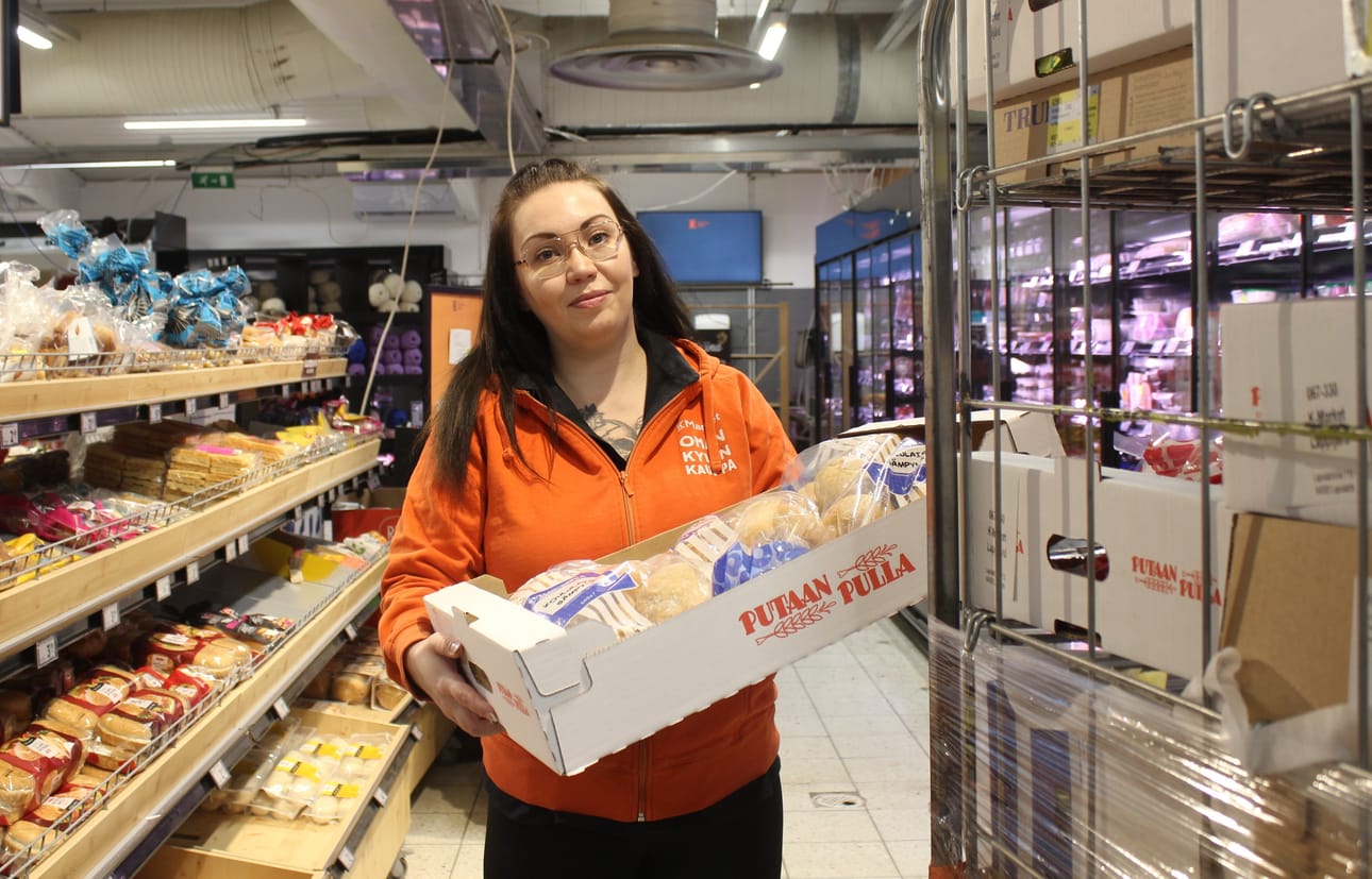 Tuore kauppias Janica Koivunen haluaa olla oikeudenmukainen pomo. Kaupassa on töissä hänen lisäkseen viisi työntekijää ja tarvittaessa töihin kutsuttavia. - Olemme tosi läheisiä, puhumme asioista niiden oikeilla nimillä. Haluan myös, että työntekijät kouluttautuvat ja että meistä tulee vielä parempia.