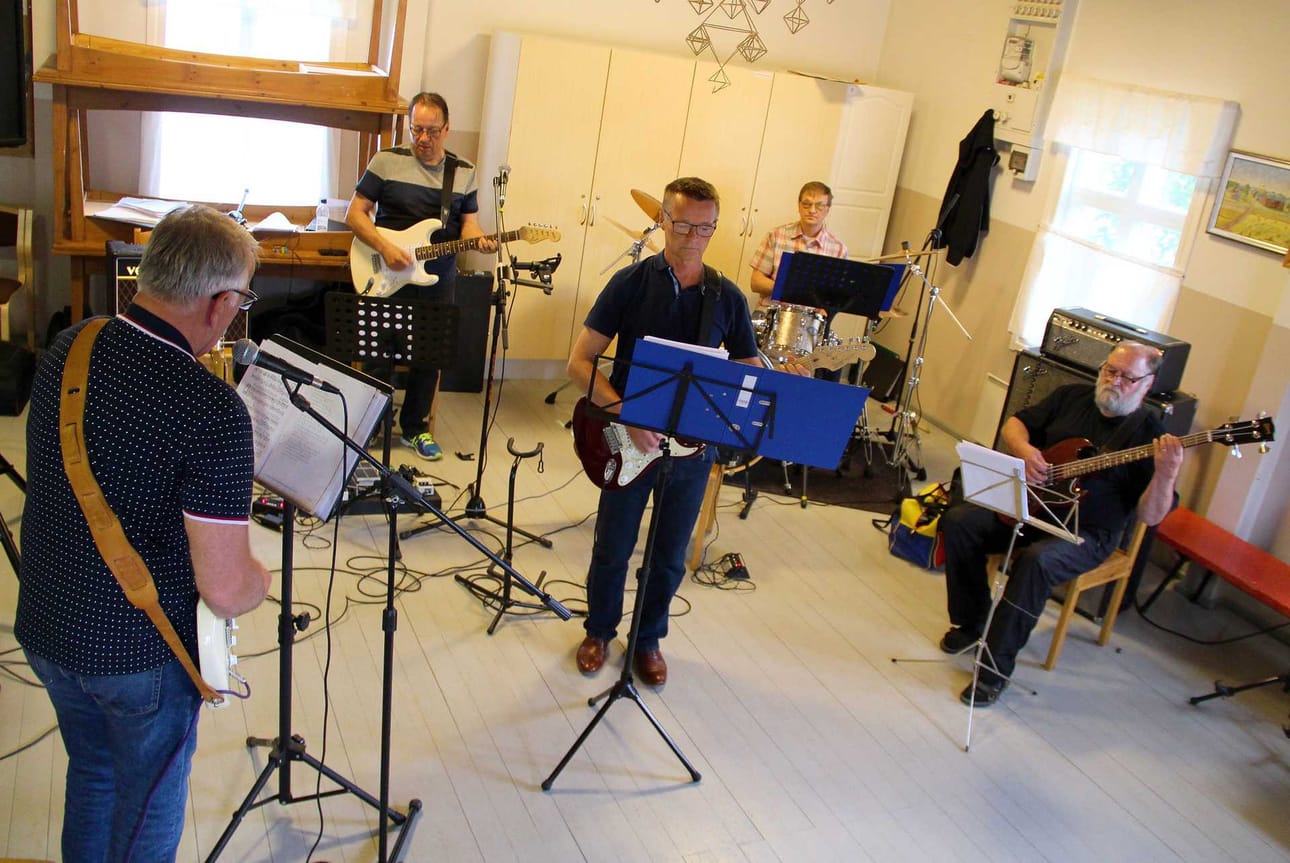The Swallows aloitti 60-luvulla koulubändinä. Kuvassa vasemmalta Sven Keskitalo (selin), Markku Svala, Olavi Svala, Esko Svala sekä Eero J. Svala.