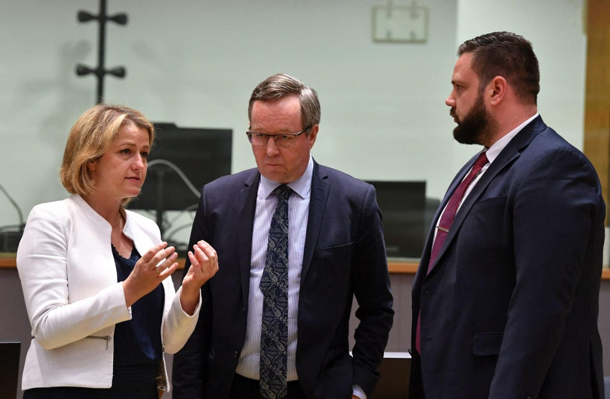 Ranskan ekologisesta siirtymästä vastaava ministeri Barbara Pompili, Suomen elinkeinoministeri Mika Lintilä (kesk.) ja Latvian talousministeri Janis Vitenbergs Brysselissä. LEHTIKUVA/AFP
