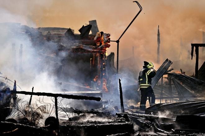 Ilmajoen suurpalon sammutustyöt jatkuivat keskiviikkoiltana kello kuuteen saakka. Kuva: Tomi Kosonen