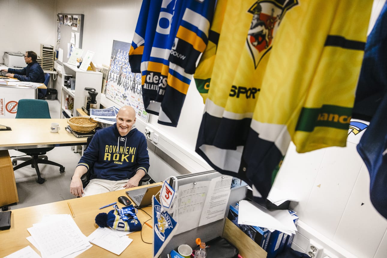 Timo Lehkosella on työpiste Lappi Areenan yläkäytävällä, mutta mieluummin hän viettäisi aikaa kaukalon reunalla.