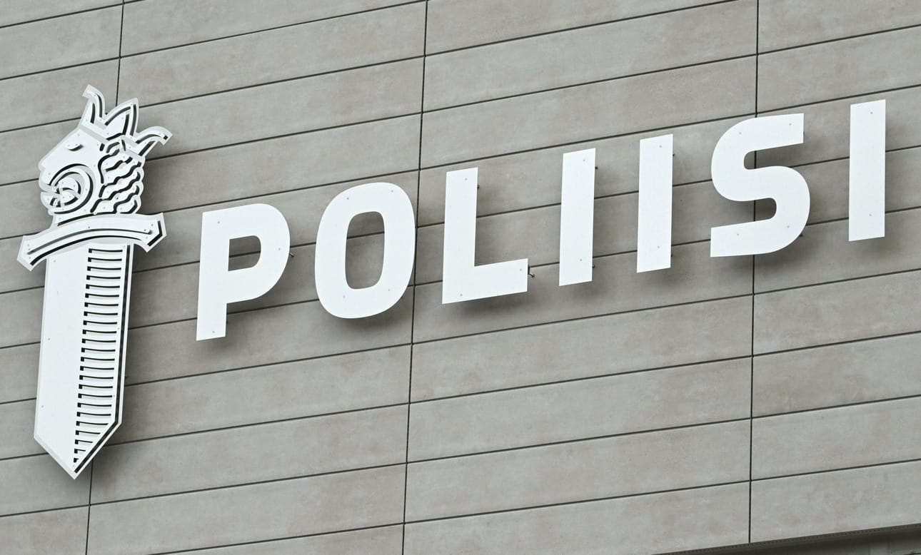 Tuomittu poliisi on irtisanottu ja pidätetty virantoimituksesta irtisanomisajaksi. LEHTIKUVA / HEIKKI SAUKKOMAA