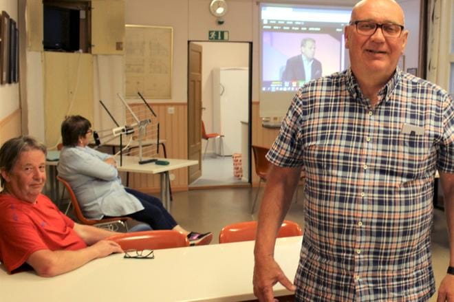 Kaskisten ääniharava Kari Häggblom (sd.) jatkaa todennäköisesti kaupunginvaltuuston puheenjohtajana. Kuva on sosiaalidemokraattien vaalivalvojaisista Kaskisten työväentalolta kesäkuussa. Taustalla Juhani Holm. ARKISTOKUVA: LOTTA KALLIO