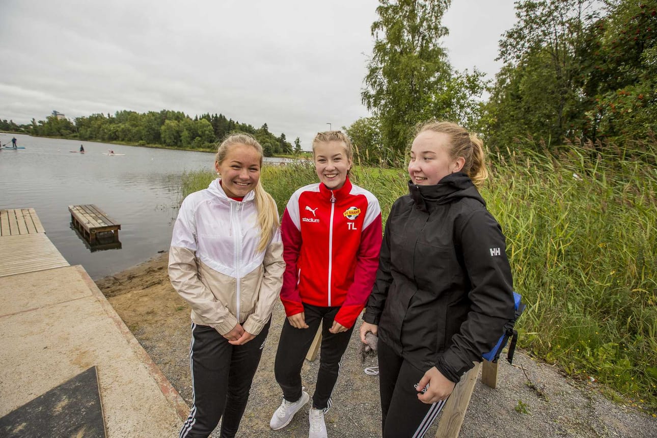 Janika Räisäsellä, Tiia Laurosella ja Siiri Pietarilalla riittää kommentoitavaa suppailusta. Tulevaisuudessa on kenties tiedossa yhteisiä suppailuretkiä Raahen saaristossa.