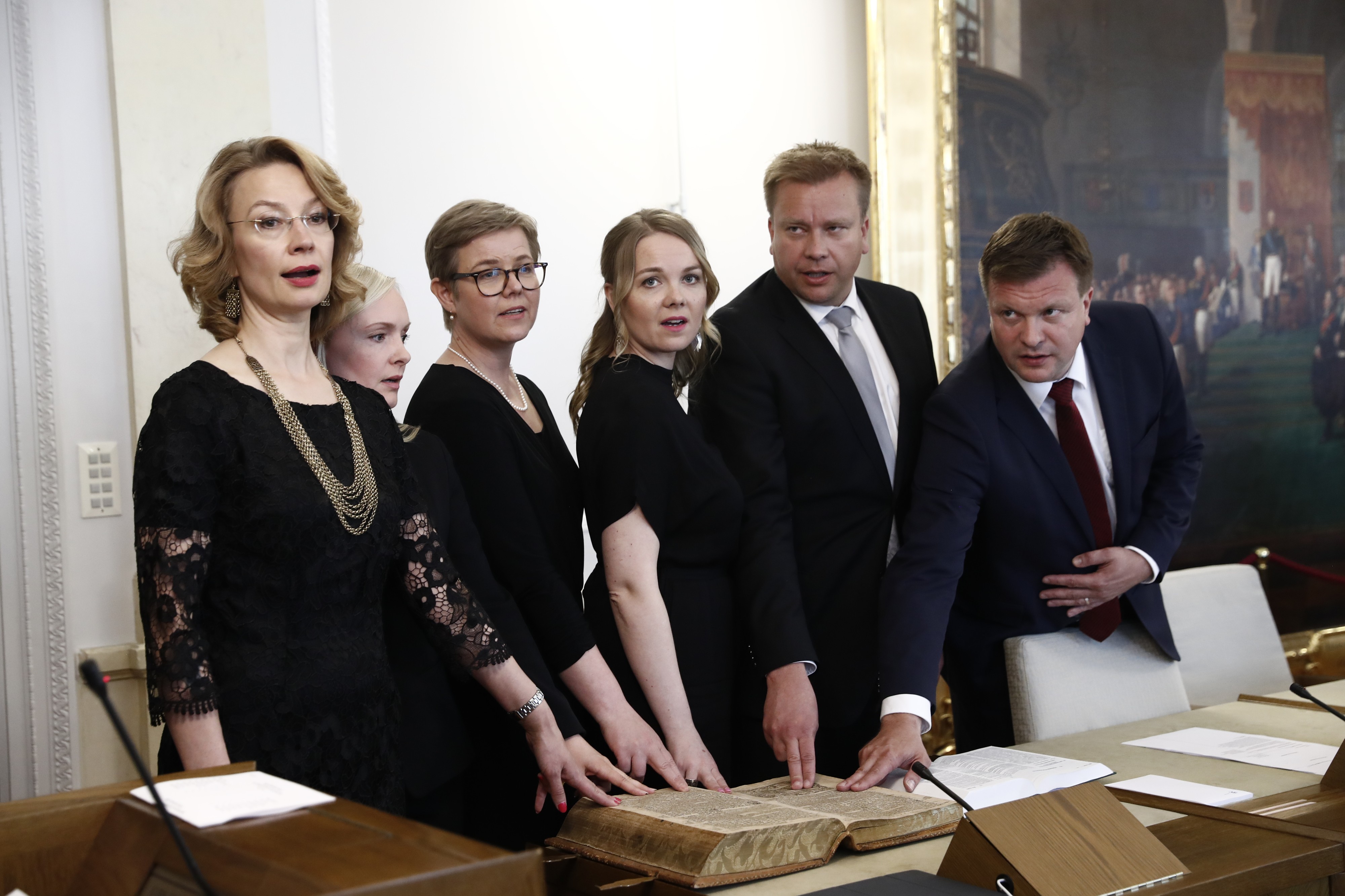 Uudet ministerit Tytti Tuppurainen, Maria Ohisalo, Krista Mikkonen, Katri Kulmuni, Antti Kaikkonen ja Ville Skinnari vannomassa virkavalaa.