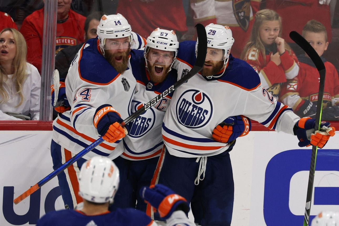 Oilersin kaikki kaikessa oli jälleen joukkueen tähtipelaaja Connor McDavid (keskellä). LEHTIKUVA/AFP