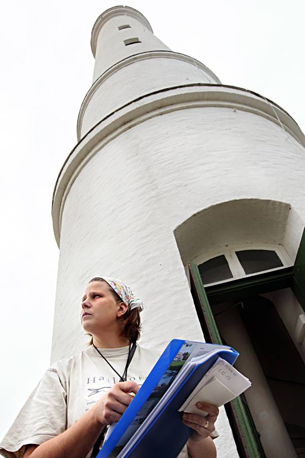 Hailuoto-seuran paikallisopas Susanna Paulamäki esittelee Marjaniemen majakkaa yleisölle tänä viikonloppuna.