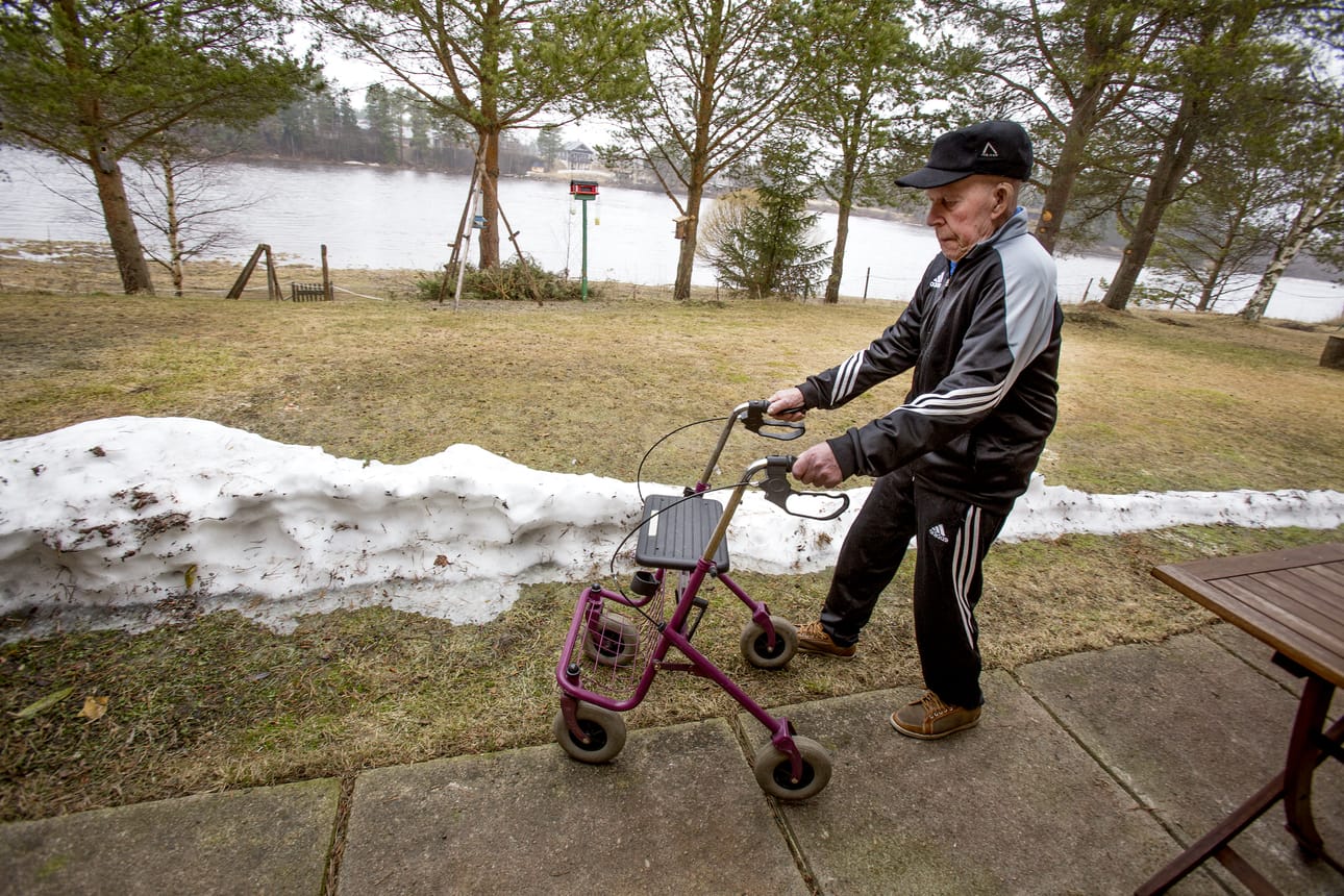 Aarne Ukkola asuu Siikajoen varressa. Talon kohdalla joki on tulviessaan noin 100 metriä leveä. Nuorena sen yli tuli heitettyä kiviä.