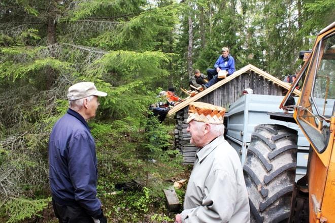 Pajan pärekaton kate valmistui, kun Risto Mursula, Pauli Virtanen, Seppo Harju, Lauri Kallioniemi ja Pentti Hautala tekivät kattoa ja Anni Tikkamäki ojenteli päreitä. KUVAT: KIRSTI MÄKELÄ