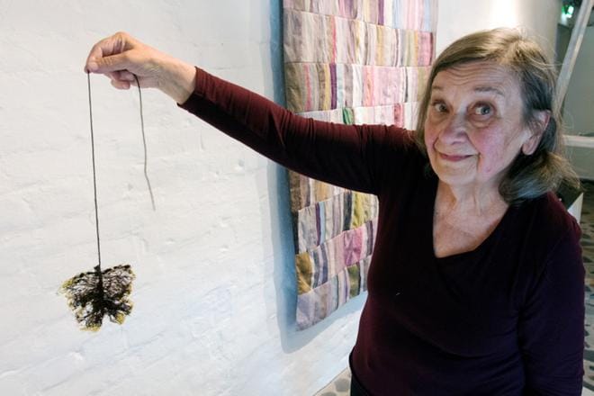 Maisa Turunen-Wiklund hakee teostensa aiheet usein luonnosta. Suruvaippa on silkkilangasta. KUVAT: ANNE PUUMALA
