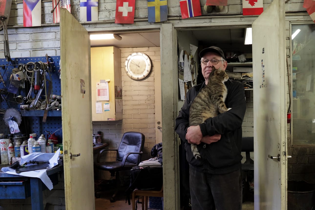 Pajakissa vanha konna ja yrittäjä Yrjö Lahti lompsivat aamukahdeksalta hommiin, vaikka eläkeikää on kertynyt molemmille jo vuosia. Hyväntuulinen tarina yrittäjän arjesta.