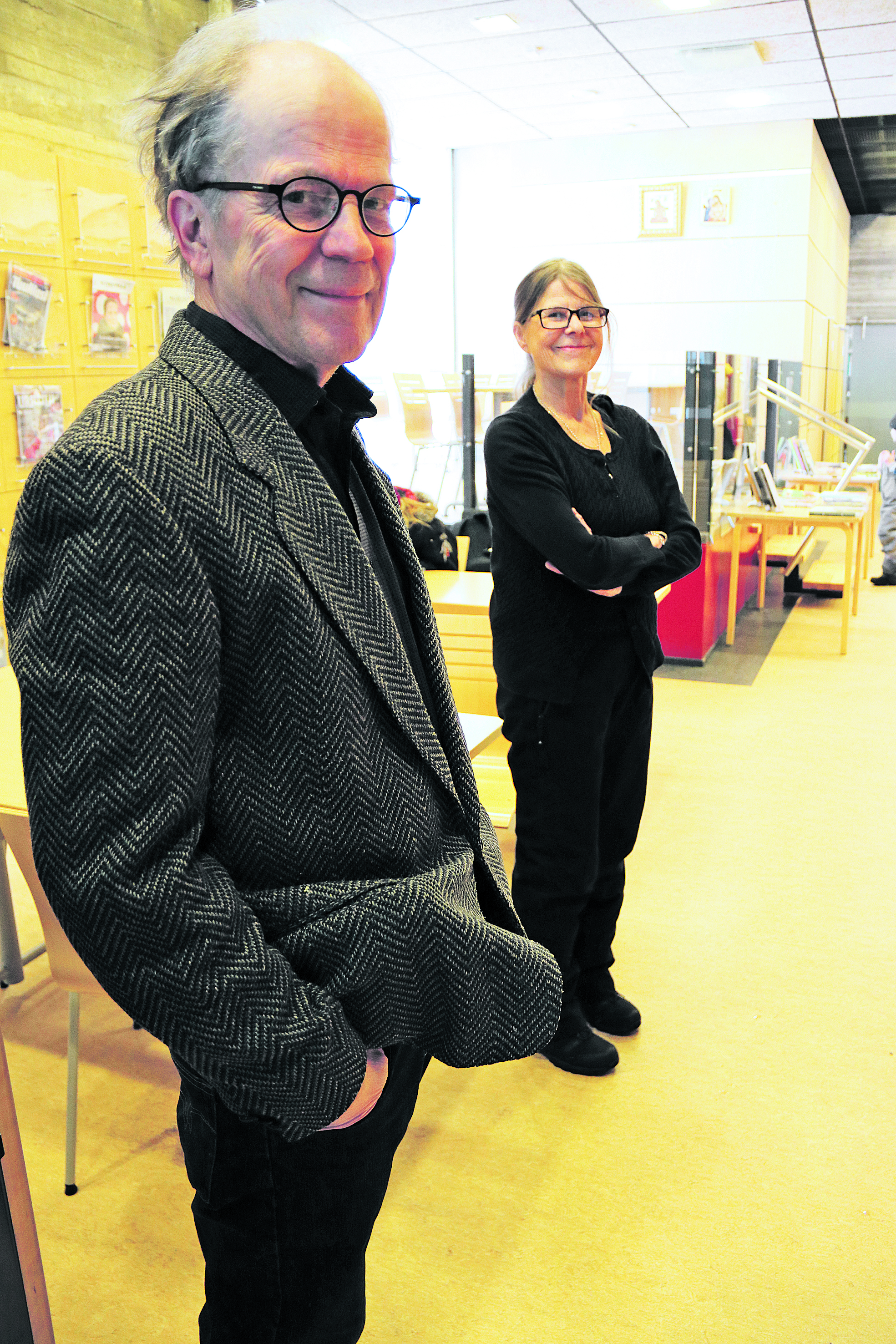 Harrastuksessa etua on Esko Oksan työkokemuksesta. Teknisen työn opettajana toiminut Esko Oksa valmistaa itse maalauspohjat puusta. Myös ikoneiden kultaukset on itse tehtyjä.