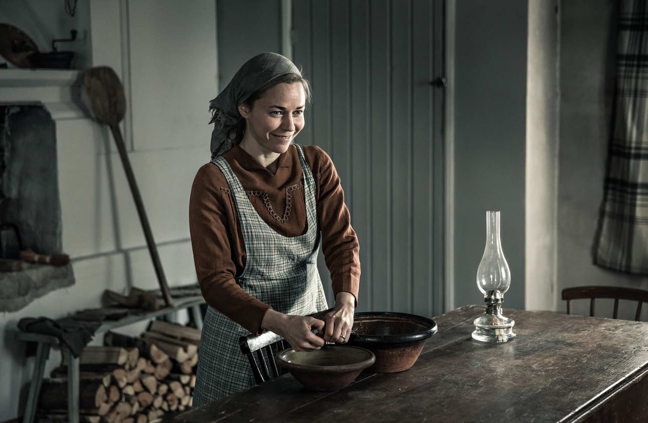 Louhimiehen elokuva liikkuu myös kotirintamalla. Rokan vaimoa Lyytiä näyttelee Paula Vesala.