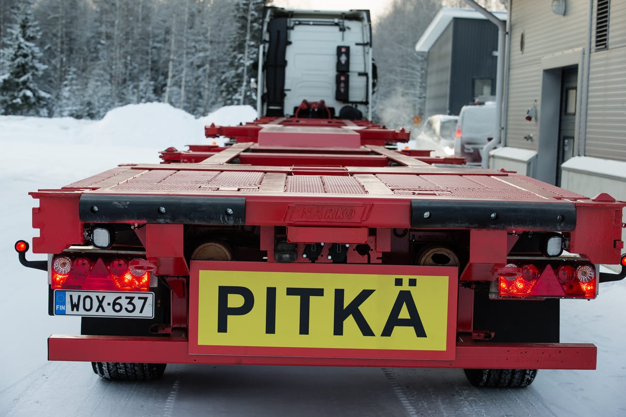 ... ja tältä takaa. Pitkä ajoneuvoyhdistelmä merkitään isolla tekstillä. Se varoittaa takana tulijoita siitä, että rekan ohitusmatka on entistä pidempi.