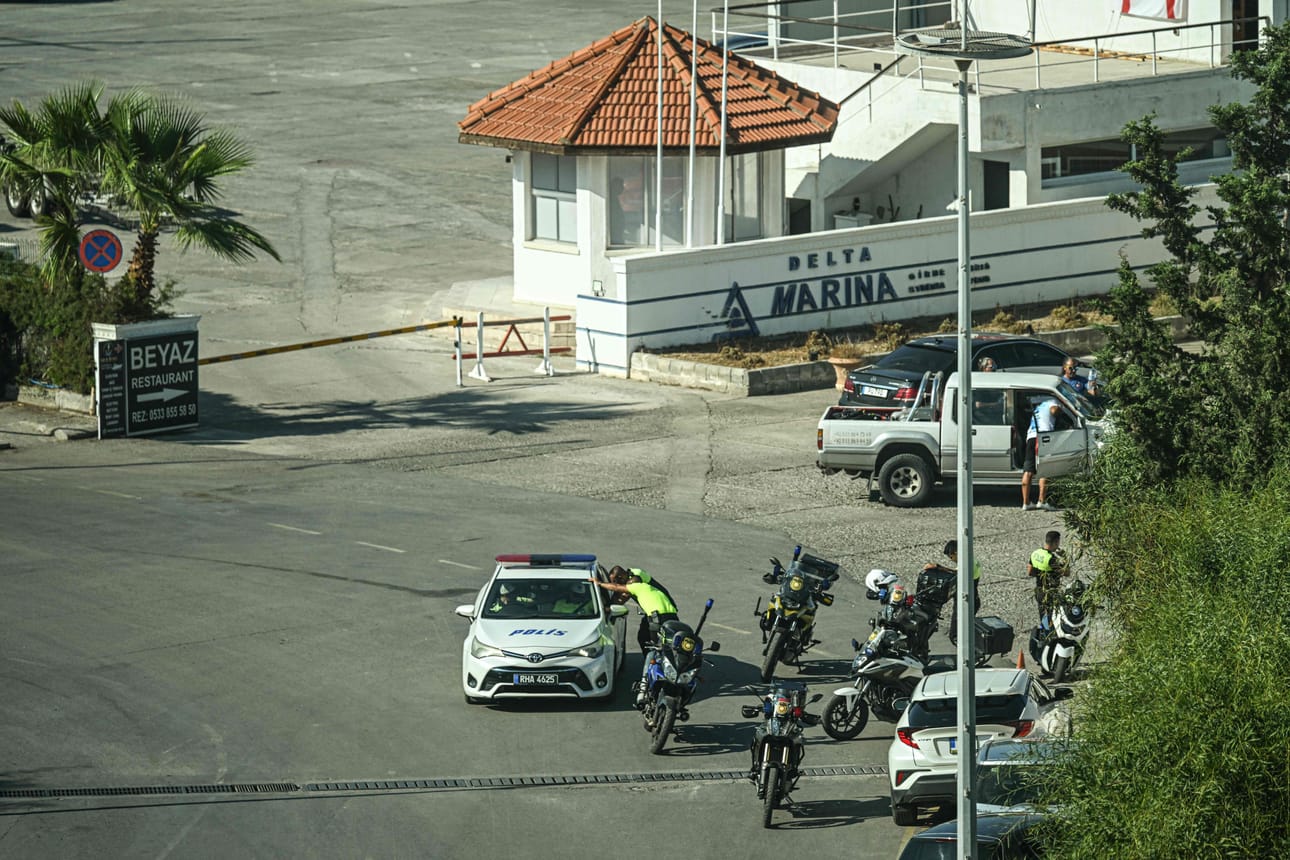 Poliiseja Kyrenian satamassa Pohjois-Kyproksella. Sieltä lähtenyt matkustajalautta kaatui pian lähtönsä jälkeen sunnuntaina. Ainakin kuusi ihmistä on kuollut.