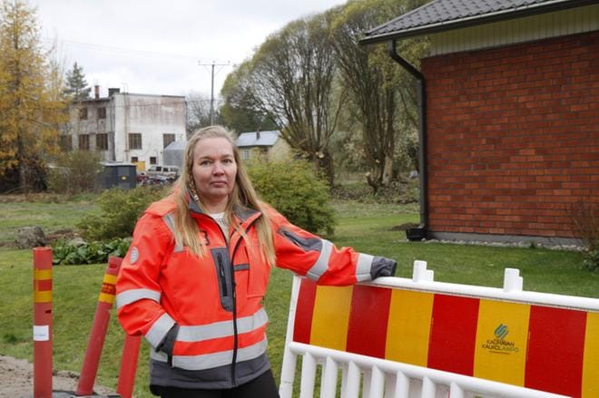 Vastaavan rakennustarkastajan Maria Annalan mukaan kaukolämpöverkostoon liittyminen on hyvä korvaaja öljylämmitykselle. Ylihärmän Seudun Vanhustenkotiyhdistykselle vedetty kaukolämpöverkostoon on samalla liittynyt Kallentien ja Riskumäentien varrella olevia omakotitaloja. KUVA: ELINA VIITANEN