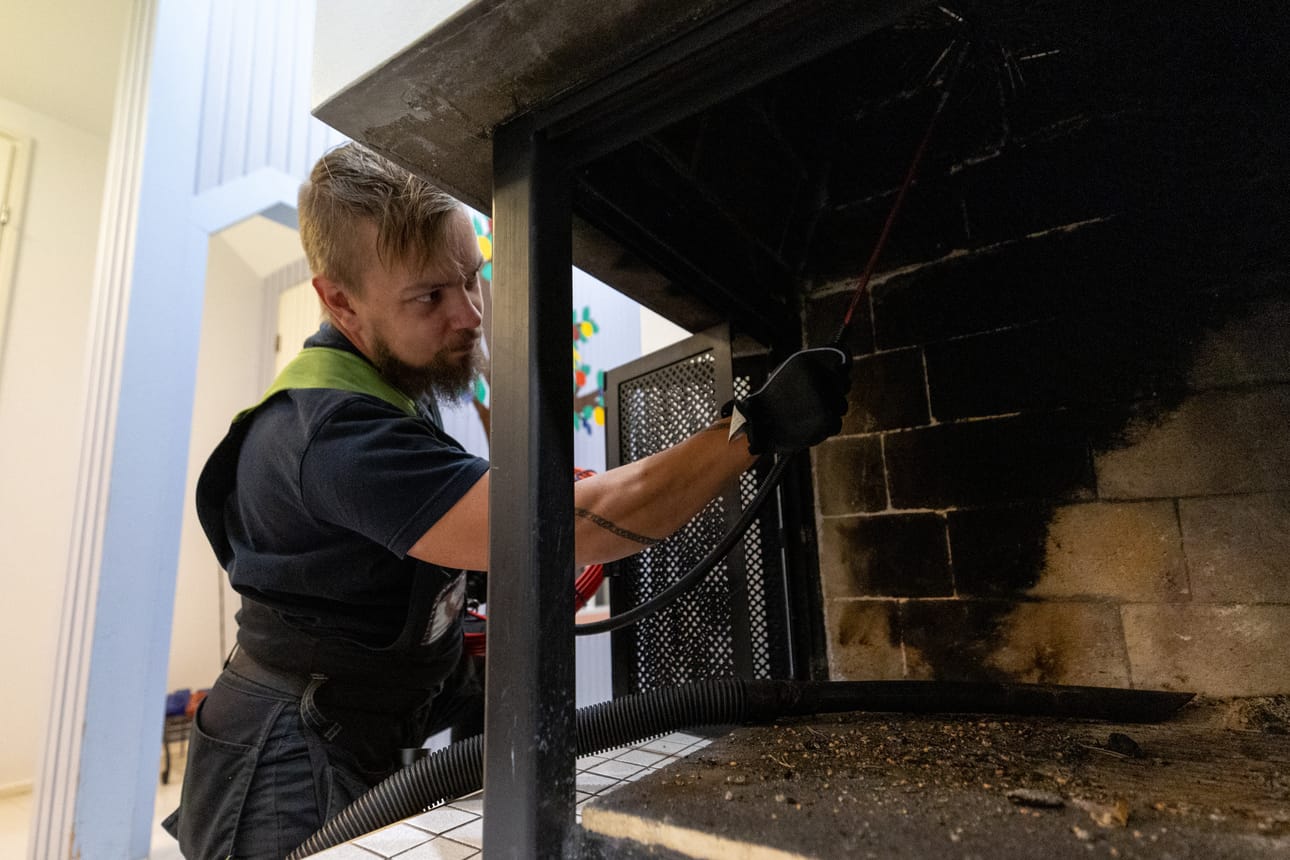 Asiakkaan luona käydessään nuohooja Janne Kuja-Aro pyrkii antamaan neuvoja turvalliseen tulisijan käyttöön.