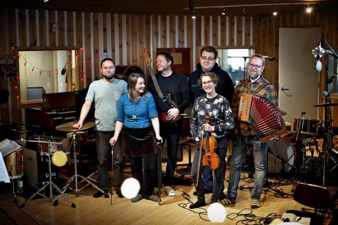 Laitakaupungin orkesterissa soittavat Teemu Vuorela, Lotta Hagfors, Sami Silén, Petri Välimäki, Piia Kleemola-Välimäki ja Antti Paalanen. Yhtye esiintyy seuraavan kerran joulukuun alussa, jolloin se esittää 1920-luvun lauluja Seinäjoen kaupunginorkesterin kanssa. KUVA: TOMI KOSONEN