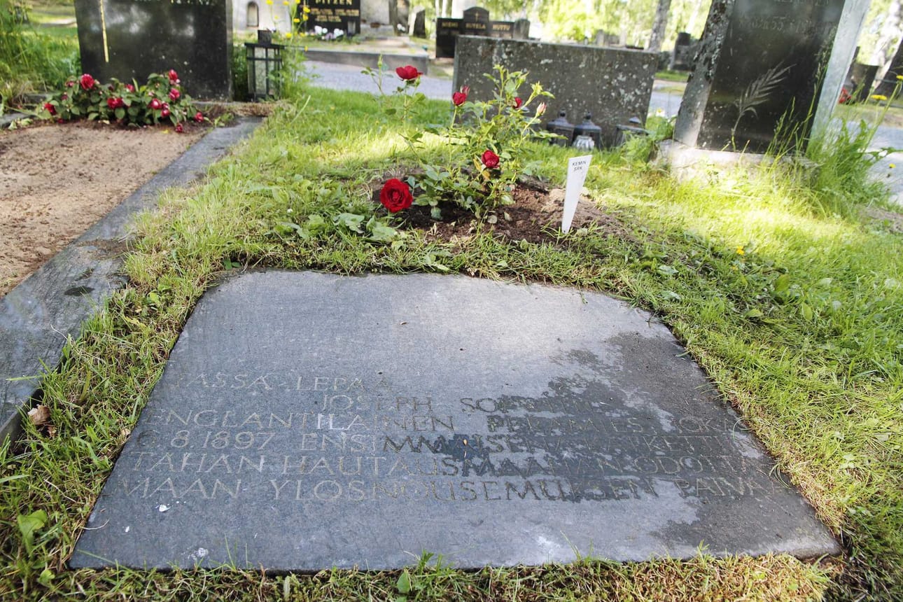 Tässä lepää Joseph Sopwith, englantilainen perämies, joka 6.8.1897 on ensimmäisenä kätketty tähän hautausmaahan odottamaan ylösnousemuksen päivää, lukee muistokivessä.