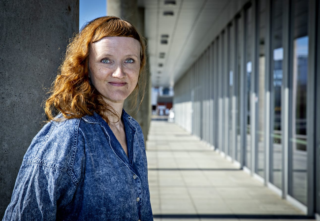 Oulun teatteri avaa Vinttikamariin Moninaisuuden näyttämön. Taiteellinen johtaja Alma Lehmuskallio kertoo, että yhdenvertaisuusstrategian mukainen moninaistuminen tulee läpäisemään kaikki Oulun teatterin rakenteet. – Moninaisuuden näyttämö on yksi konkreettinen muutos, jonka voimme tehdä heti.