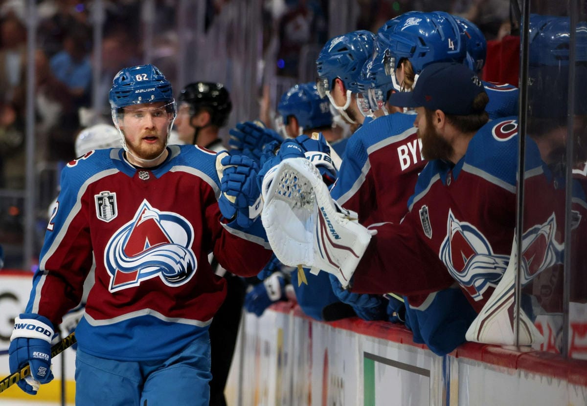 Artturi Lehkosen laukaus siivitti Coloradon toiseen erään 3–1-johdossa. LEHTIKUVA / Getty Images / AFP