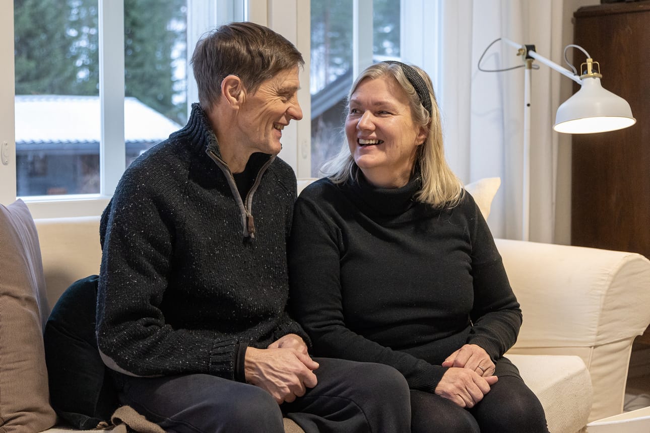 Leila Kankkonen kertoo, että hän pyysi eräänä päivänä taivaan isältä hyvää miestä itselleen väsyttyään yksin hoitamaan omakotitalon puutarhaa. Hän totesi, että ilmeisesti hän sai vastauksen itseään parisen vuotta vanhemman Jukka Ala-Marttilan muodossa. Molemmilla on takanaan kipeitä muistoja ja kokemuksia kuurojen kohtelusta, mutta onnellisuus ja positiivisuus valaisee yhteistä kotia.