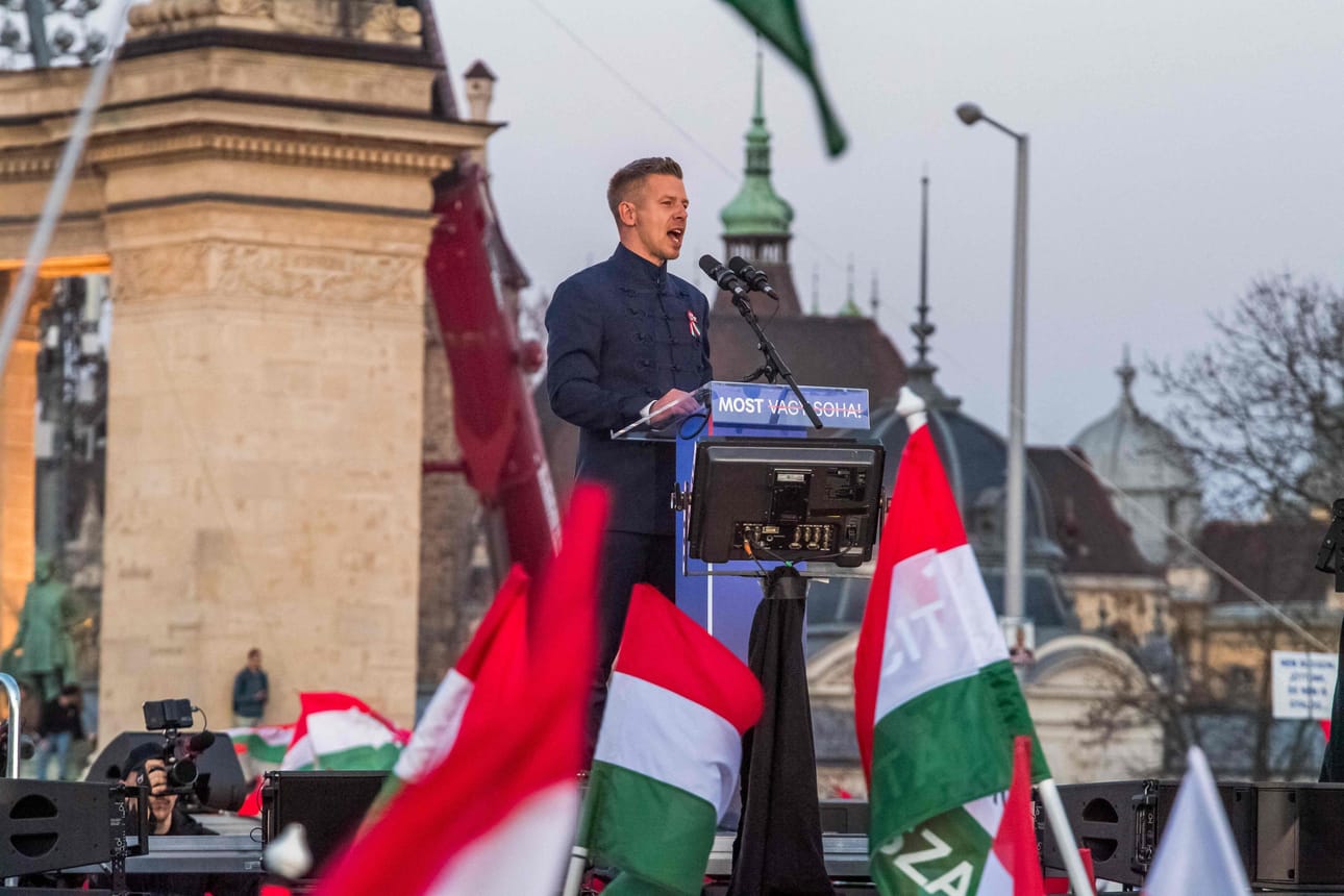 Oppositiojohtaja ja Tisza-puolueen johtaja Peter Magyar puhui kampanjatilaisuudessa Budapestissä 15. maaliskuuta. Puolueen iskulause on "Nyt tai ei koskaan".