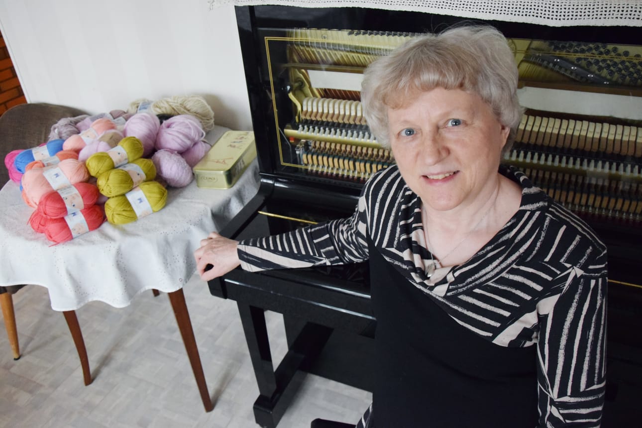 Maila Lampela on harvoin istuallaan, mutta jos näin käy, hänellä on yleensä lankakerä ja kutimet käsissään. Pianoa hän ei soita, vaikka soittimen ääressä tällä kertaa istuukin.