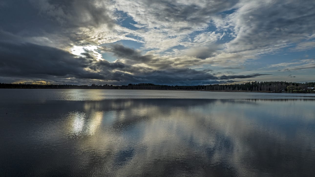 Auringon säteily, valtamerien pitkäaikaiset vaihtelut, ilmakehän kiertoliikkeet, pilvisyys, veden kiertokulku ja kasvihuonekaasut ovat kaikki osa samaa järjestelmää, kirjoittaa Jari Seppänen.