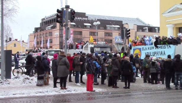 Penkkarihumua Oulun tuomiokirkon nurkalla