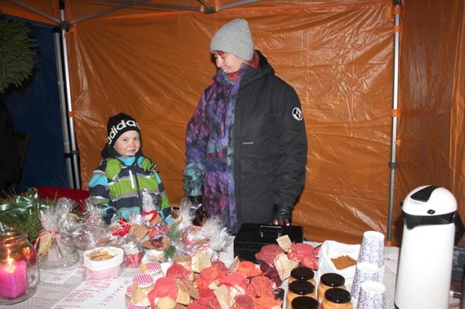 Anne Pihlajamäki totesi, että tästä alkaa joulu. Hän myi serkkunsa pojan Noel Taipaleen kanssa monenlaista kotona tehtyä. Noel oli leiponut ässiä ja pipareita.