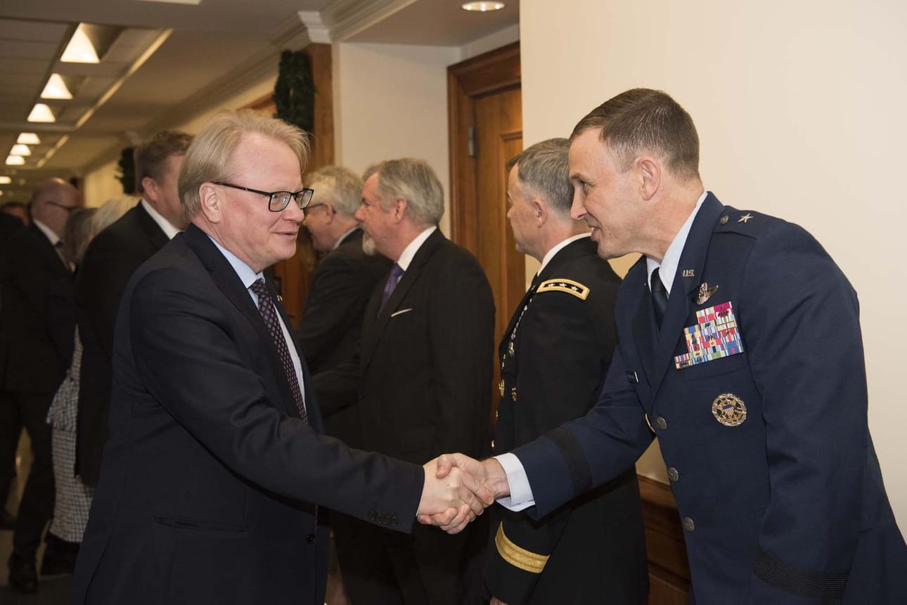Ruotsin puolustusministeri Peter Hultqvist on Suomen ystävä, jolla on myös sukujuuret Kuusamossa. Hultqvist ja takana oleva Antti Kaikkonen tapaamassa Pentagonin henkilökuntaa.
