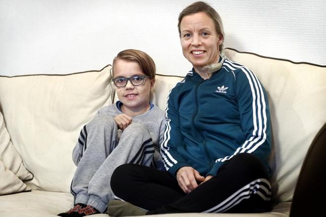 Ossi Pajunen sai uuden munuaisen alle kahden vuoden ikäisenä. Nykyään hän on reipas neljäsluokkalainen, joka pelaa jalkapalloa, pesäpalloa ja salibandyä. – Veijari meidän Ossi on, äiti Kaisu Pajunen sanoo. KUVA: JOUKO HÄNNINEN