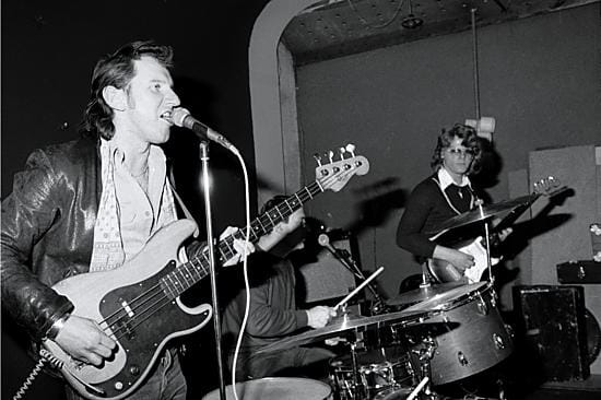 Loven tallista. Hurriganes keikalla 1979: basisti Cisse Häkkinen (vas.), rumpali Remu Aaltonen ja kitaristi Albert Järvinen.