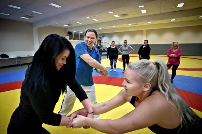 Susanna Hietanen ja Maria-Teresa Vuotari oppivat irtautumaan uhkatilannekoulutuksessa otteista. Kokenut kouluttaja Janne Ahonen antoi oppia. KUVA: TIMO KOSONEN