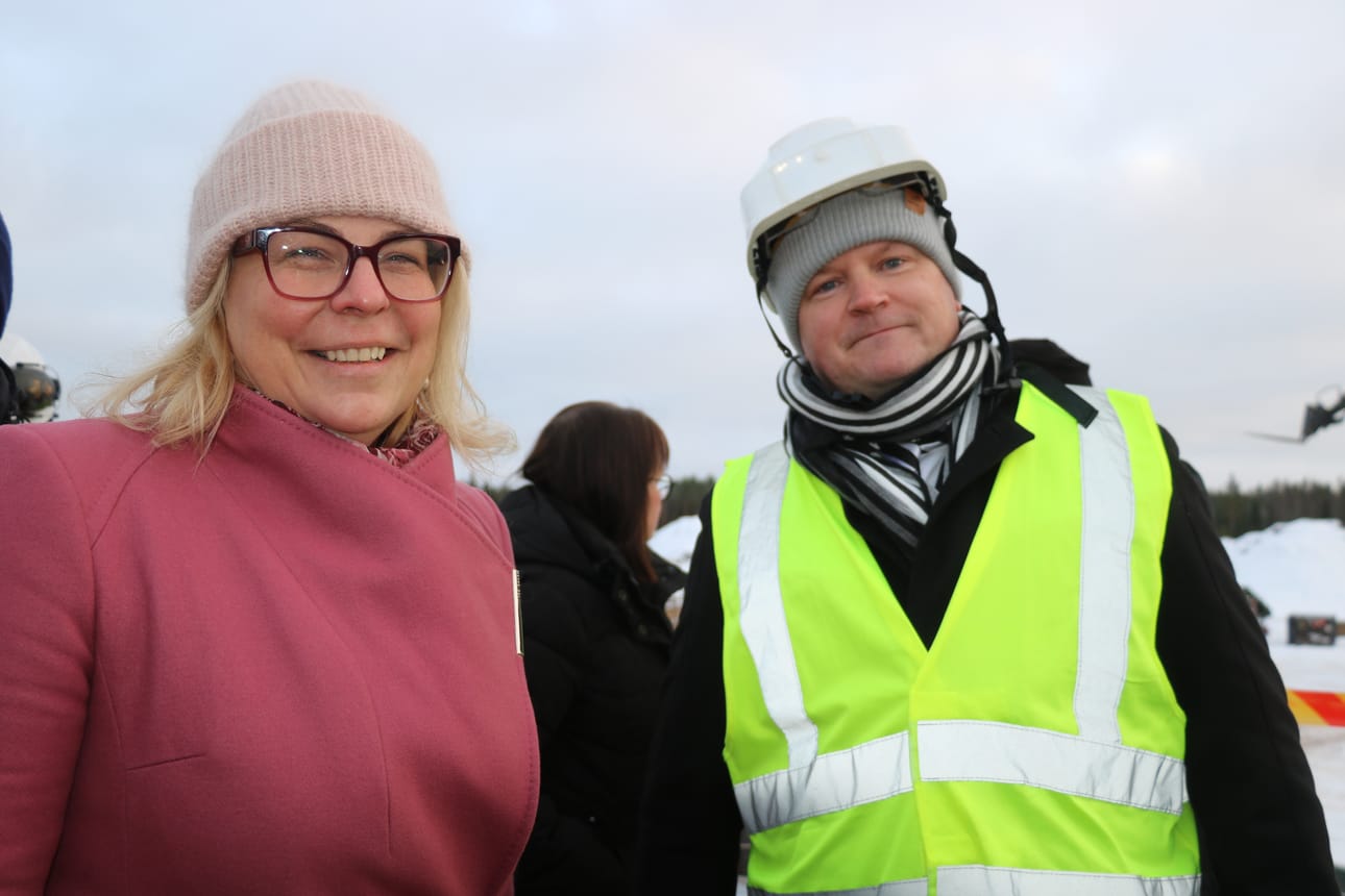 Oulaisten kaupunginjohtaja Päivi Keisanen ja työpäällikkö Juha Sorvoja Nivalan biokaasutehtaan työmaalla. Keisanen iloitsee hankkeen alueellisesta merkityksestä, joka lisää elinvoimaa ja tuo työtä tekijöille.