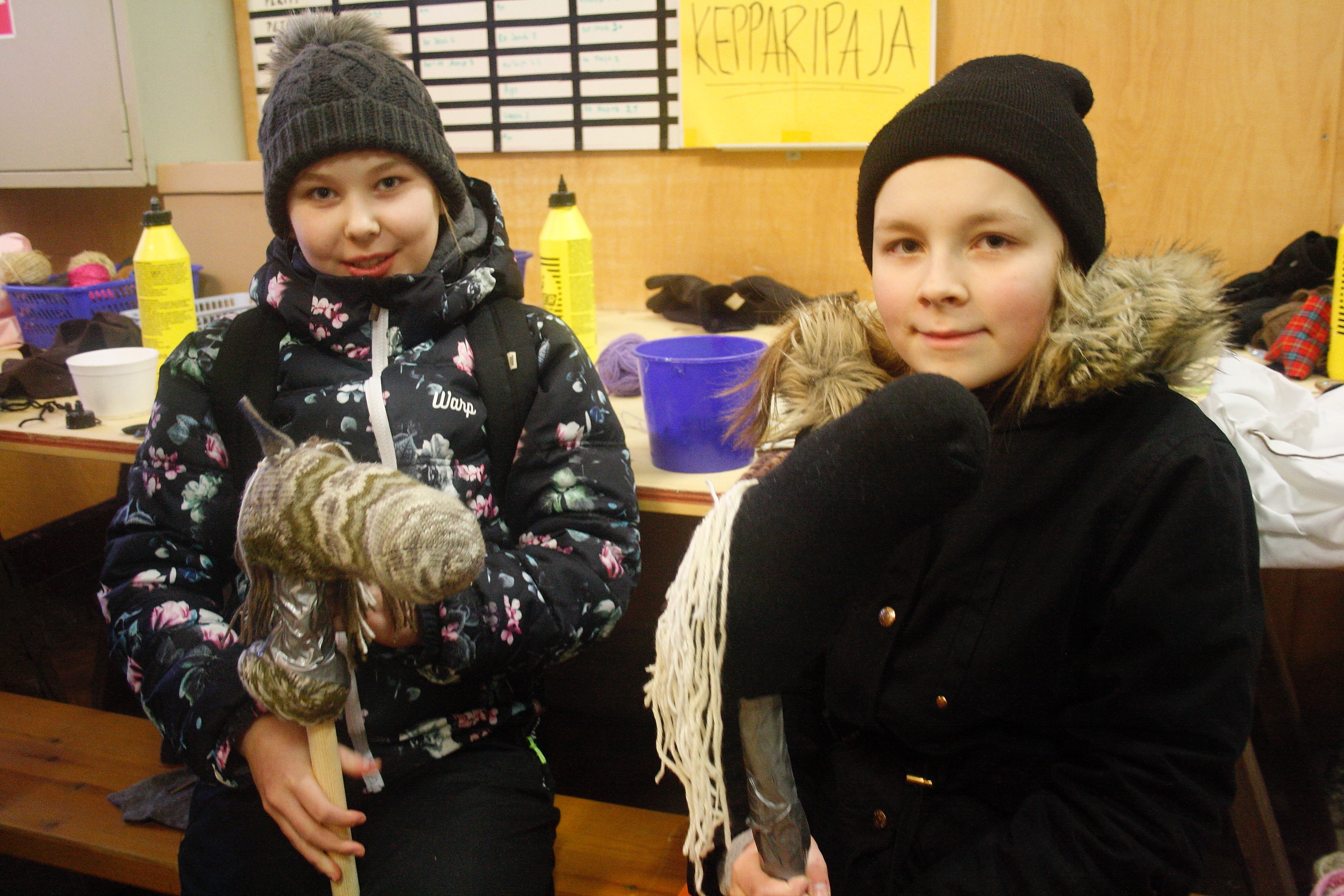Sanni Ala-aho ja Hilla Salonsaari ovat kokeneita keppariharrastajia. Sanni käy keppihevosten lisäksi ratsastamassa oikeilla hevosilla, mutta Hilla ei ratsastuksesta niin piittaa. -Tykkään mielummin näistä keppareista, Hilla toteaa.