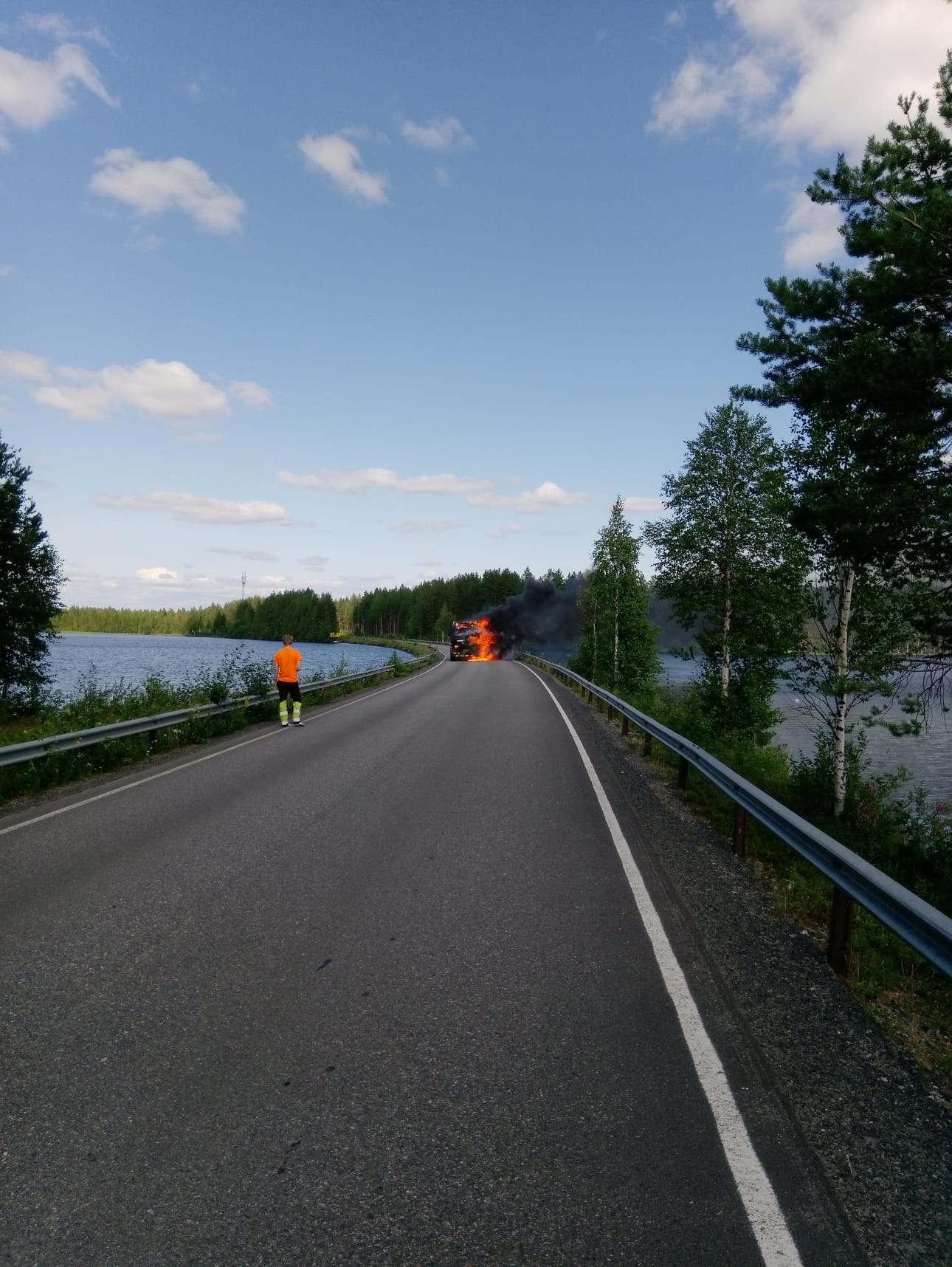 Kuorma-auto oli ilmiliekeissä Kemijoen itäpuolentiellä.