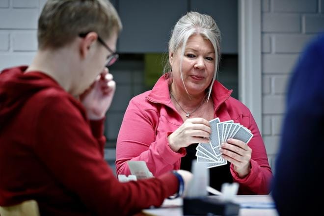 Vasta reilut kolme vuotta bridgeä pelannut Susanna Yli-Suomu kaipaa itseltään enemmän pelirohkeutta ja uskallusta.