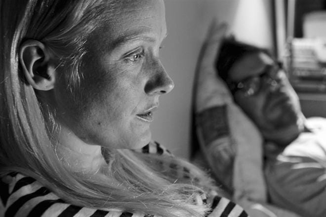 Pihla (Laura Birn) on lähellä läpimurtoa filmitaivaan uudeksi tähdeksi, Eero (Tommi Korpela) ammatillisessa syöksylaskussa oleva kirjailija. Urahaaveiden ja rakkauden yhdistäminen ei ole helppoa. KUVA: PETER FLINCKENBERG/BUFO